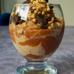 Cremiges Haselnuss-Vanille-Eis mit Dattelkaramell getoppt mit Haselnüssen, Zartbitterschokolade und Sojacrispies.