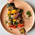 Gemüsespieße mit Paprika, Zucchini, Champignons, Zwiebeln und Tofu.