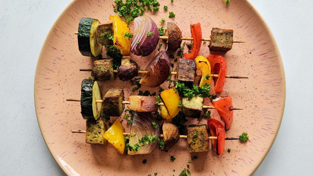 Gemüsespieß mit Paprika, Zucchini, Champignons, Zwiebeln und Tofu.